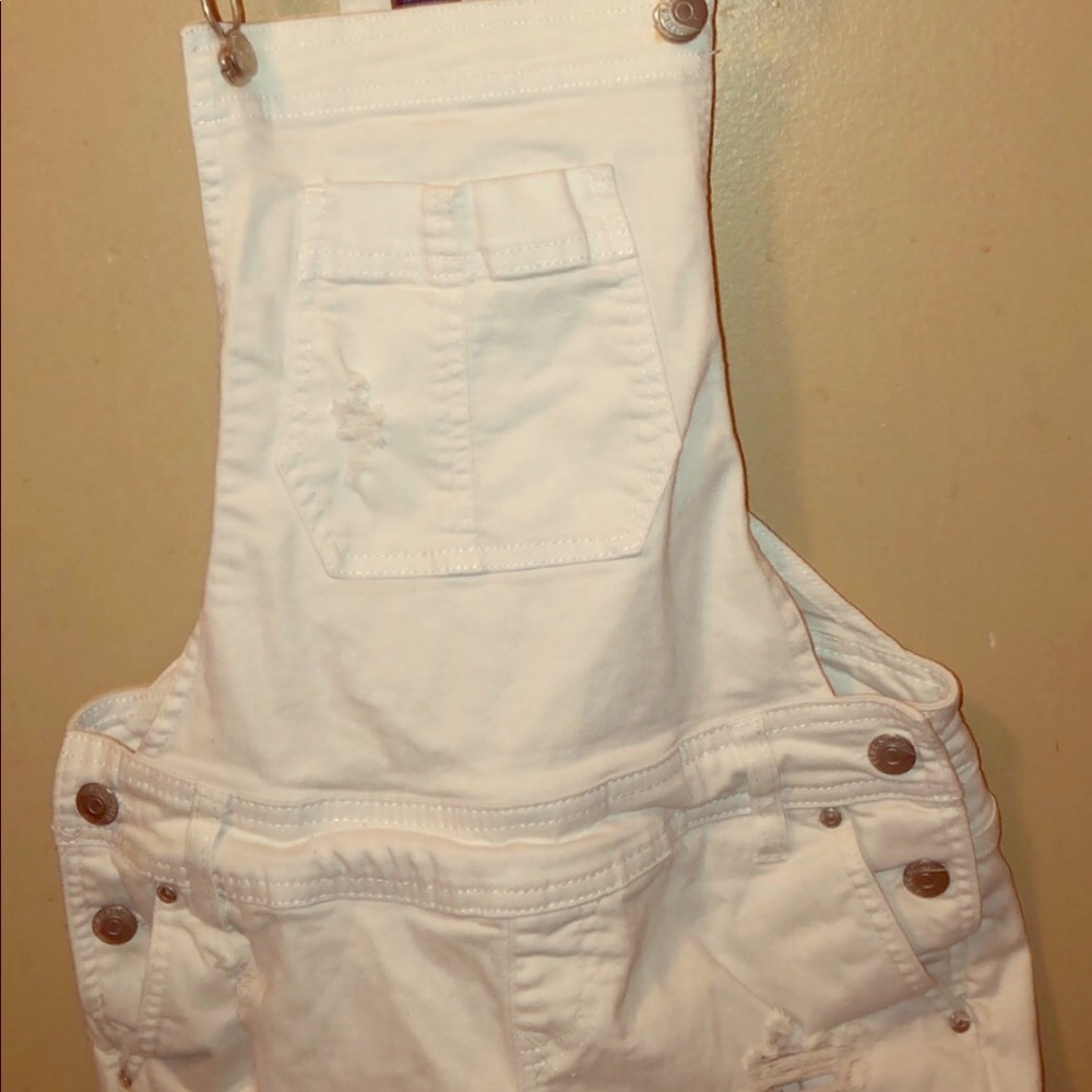 Rue21 ripped short overalls, cute with crop tops😁
